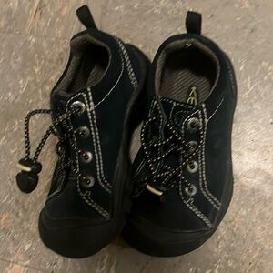 Keen toddler size US 11 Briggs sneakers